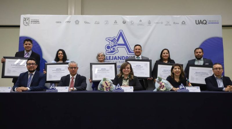 Entrega UAQ el premio Alejandrina