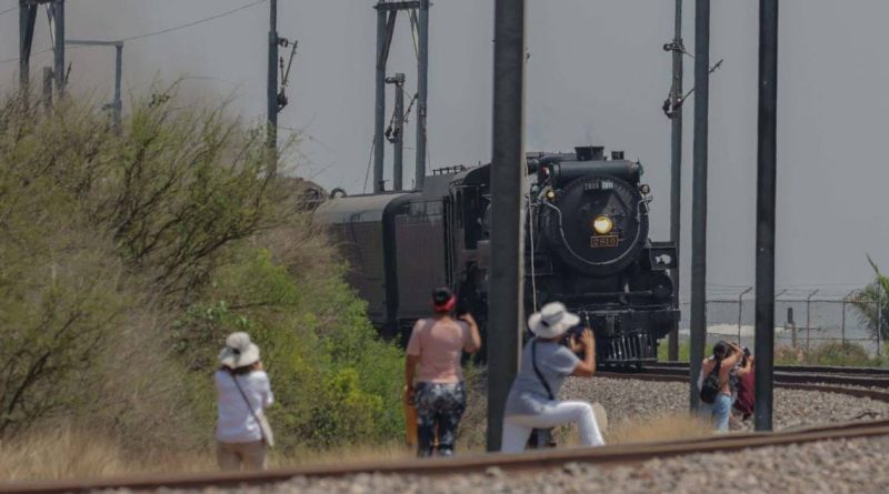 Furor en Querétaro por el paso de la locomotora de vapor "The Empress 2816"