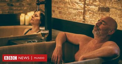 Qué dice la ciencia de los baños de cerveza, la insólita moda para promover el bienestar personal - BBC News Mundo