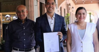 Recibe "Felifer" Macías constancia de mayoría