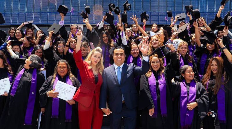 Reconoce Nava a 75 graduadas de la Universidad de las Mujeres