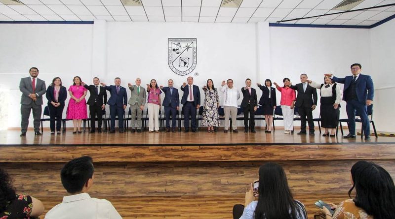 Rinden protesta directores de Bachilleres y Facultades de la UAQ