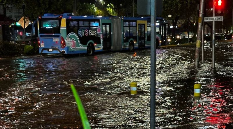 Denuncian daños por inundaciones en la Colonia Cimatario