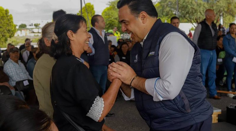 Entrega Luis Nava apoyos al campo