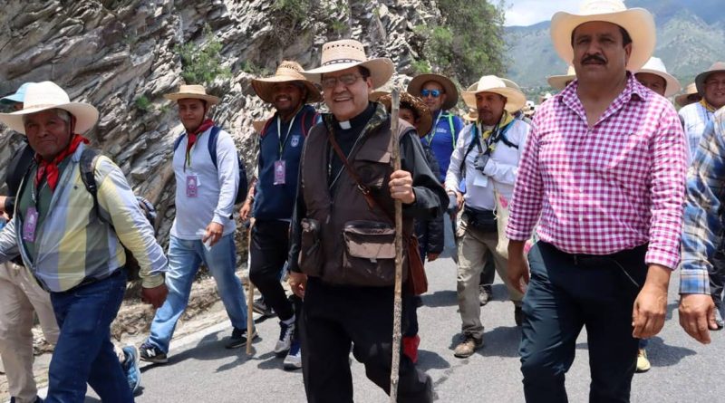 Faustino camina con los peregrinos