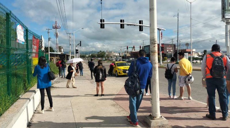 Llegan tarde al trabajo por caída de poste