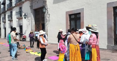 Se plantan artesanos en puerta de Palacio de Gobierno