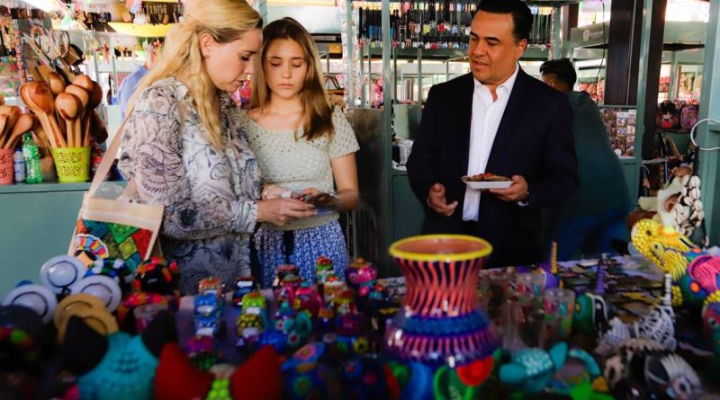 Visitan Nava y su esposa Arahí, mercado artesanal Querétaro