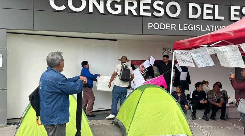 Analizan diputados presentar denuncia por plantón en la legislatura