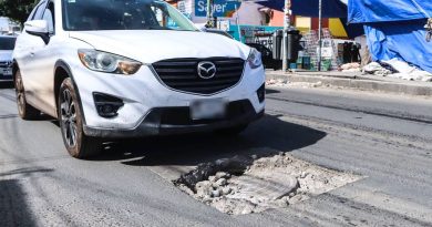 Automovilistas sortean hundimiento en Avenida Revolución