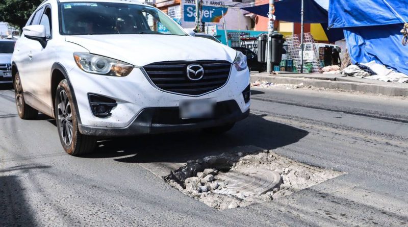 Automovilistas sortean hundimiento en Avenida Revolución