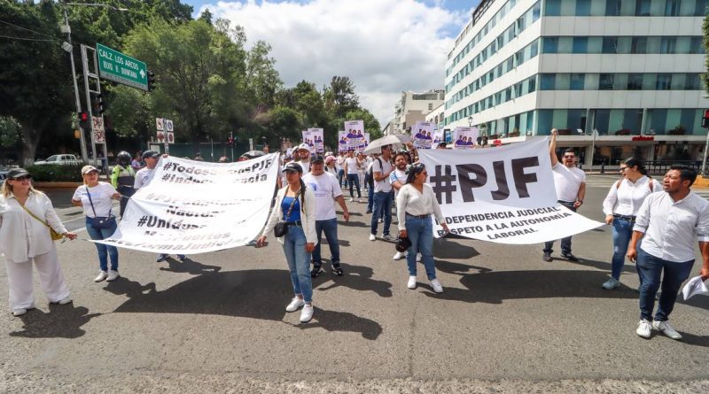 Marchan para mantener su lucha contra la reforma judicial