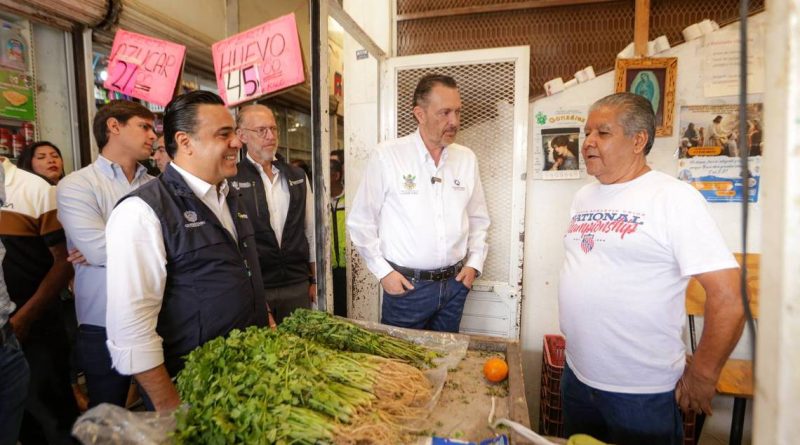 Mauricio Kuri y Luis Nava visitan el Mercado 4 de Marzo