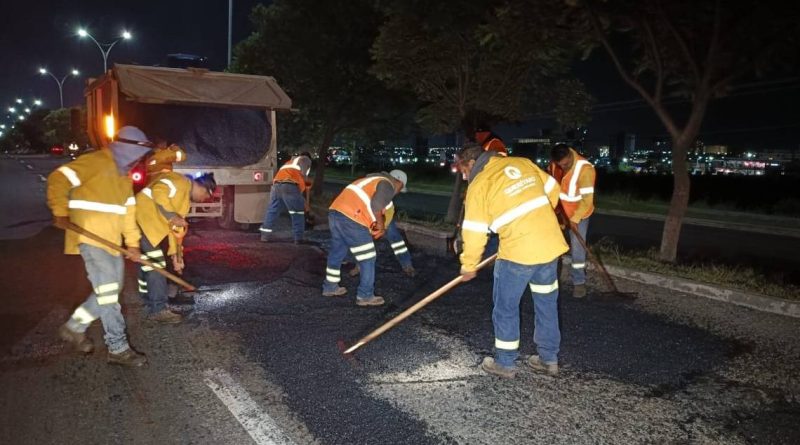 Realizan bacheo emergente en el Libramiento Surponiente