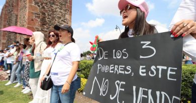 Realizan cadena humana contra la reforma judicial en Querétaro