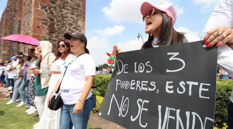 Realizan cadena humana contra la reforma judicial en Querétaro