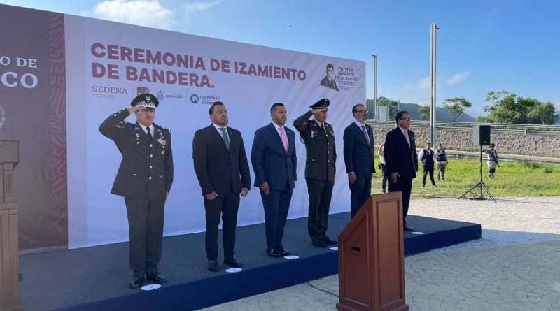 Realizan ceremonia de izamiento de Bandera Monumental