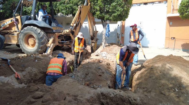 Reparan calles en Lomas de Casa Blanca