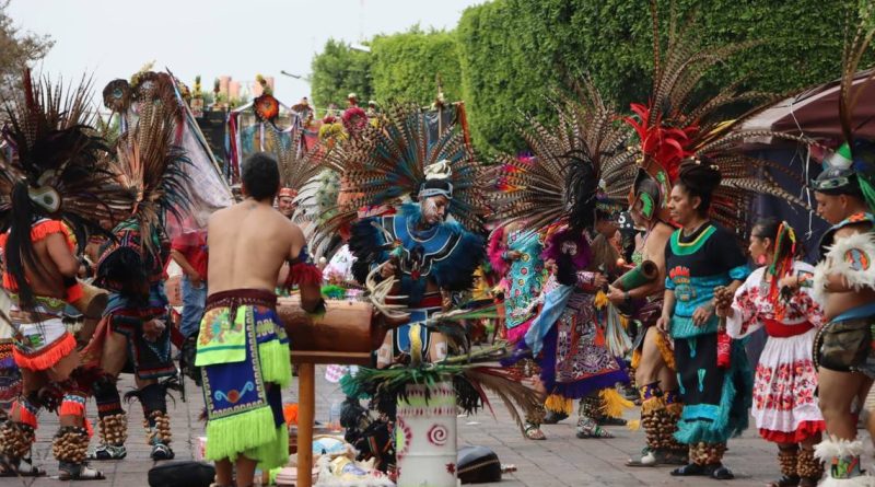 Antojitos, música y danza rodean a la Santa Cruz