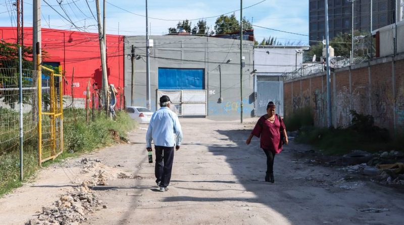 Calles de terracería rodean a Paseo 5 de Febrero