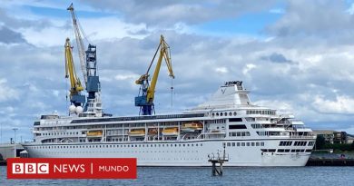 El lujoso crucero que iba a dar la vuelta al mundo en 3 años y lleva tres meses varado en Irlanda del Norte - BBC News Mundo