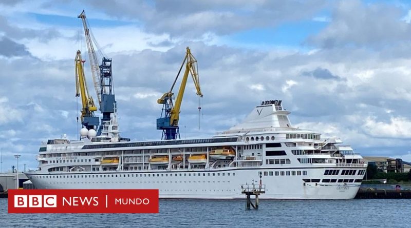 El lujoso crucero que iba a dar la vuelta al mundo en 3 años y lleva tres meses varado en Irlanda del Norte - BBC News Mundo