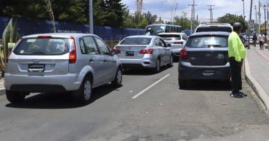 Eluden mal estacionado con luces intermitentes