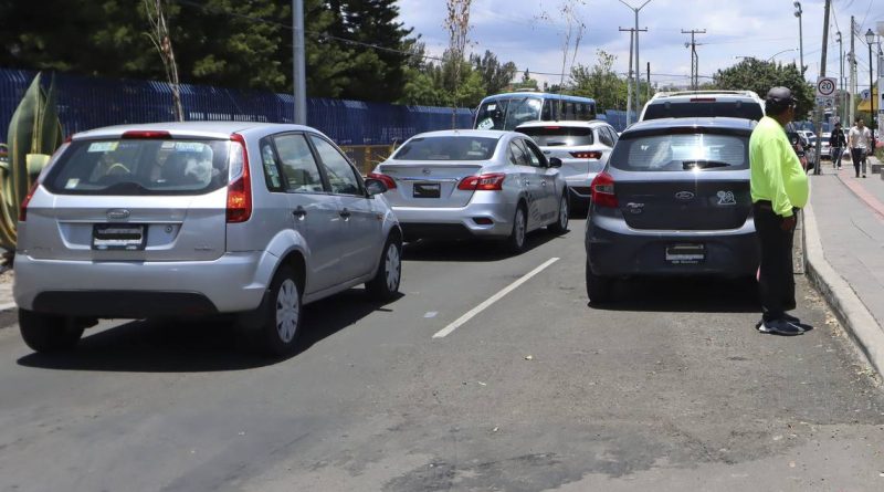 Eluden mal estacionado con luces intermitentes