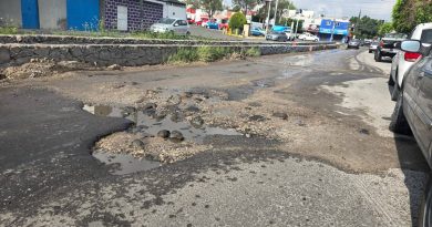 Reportan baches, y los tapan con tierra