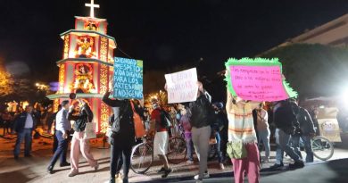 Ciudadanos se manifiestan en Plaza de Armas tras detención de artesanos