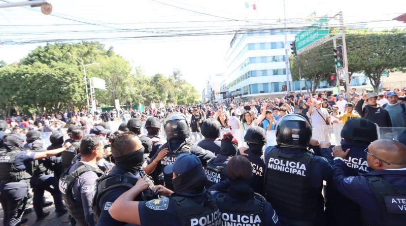 Estalla violencia con policías en reclamo de artesanos