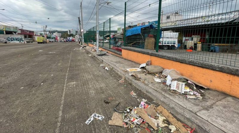 Reclaman vecinos limpieza en la Central de Abasto