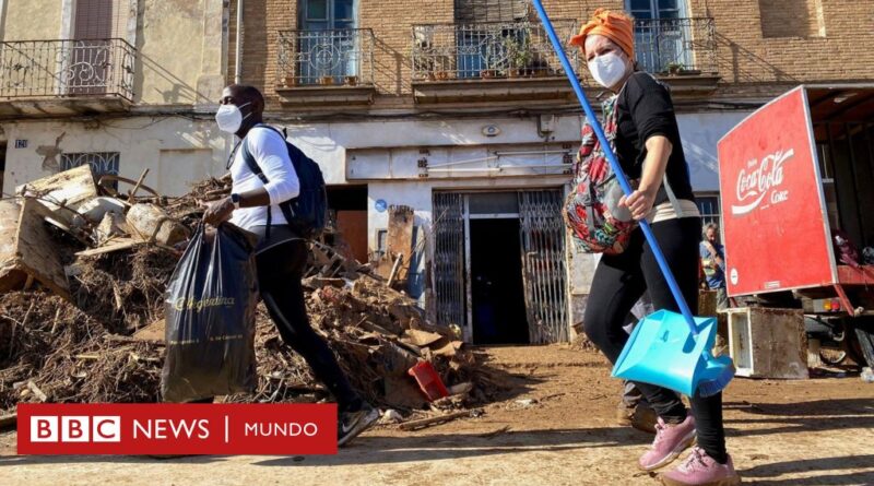 Dana en Valencia | “Solo el pueblo salva al pueblo”: el lema de rabia y resiliencia que se extiende en las zonas arrasadas de Valencia - BBC News Mundo