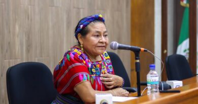 Entrega UAQ premio a Rigoberta Menchú