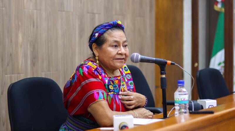 Entrega UAQ premio a Rigoberta Menchú