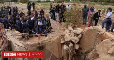 Explotación | "La vida bajo tierra es brutal, muchos no salen vivos": las ciudades subterráneas en las que transcurre el despiadado negocio de la minería ilegal en Sudáfrica - BBC News Mundo