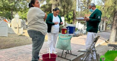 Vacunan contra influenza en panteones