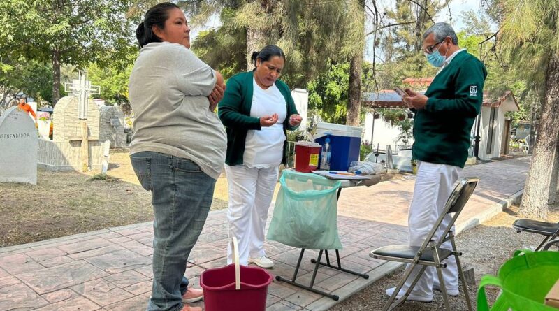 Vacunan contra influenza en panteones