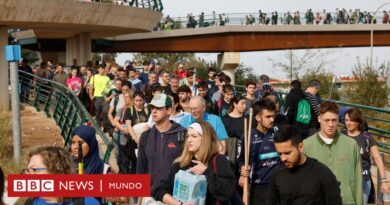 Valencia: La “pasarela de la solidaridad”, la oleada de voluntarios que están llegando para ayudar a las víctimas del desastre provocado por la DANA - BBC News Mundo