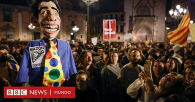 Valencia | "Nosotros estamos manchados de barro, ustedes de sangre": la masiva manifestación por la respuesta de las autoridades al desastre de la DANA - BBC News Mundo