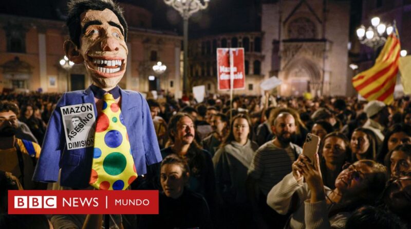 Valencia | "Nosotros estamos manchados de barro, ustedes de sangre": la masiva manifestación por la respuesta de las autoridades al desastre de la DANA - BBC News Mundo