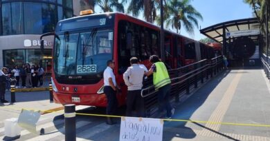 Bloquean avenidas trabajadores despedidos de Xochimilco