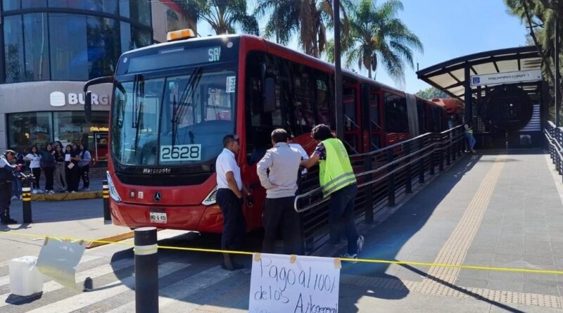 Bloquean avenidas trabajadores despedidos de Xochimilco